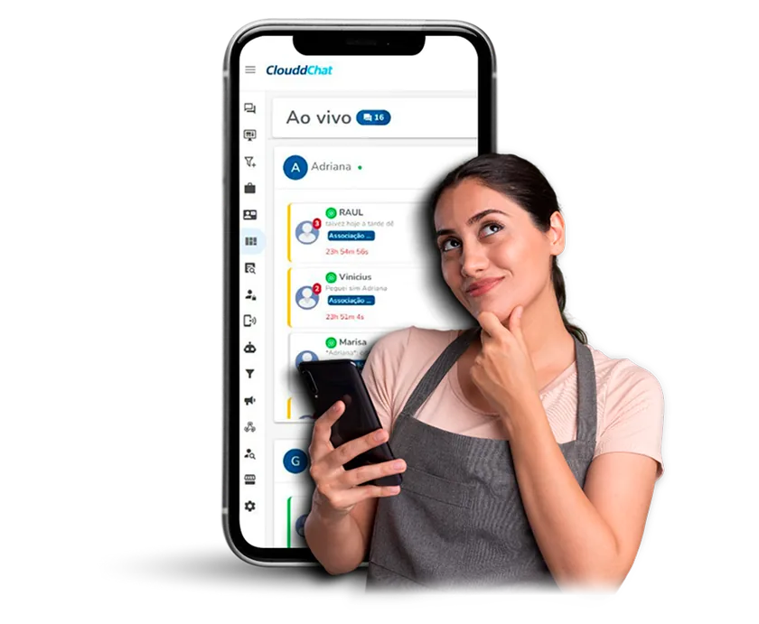 Empreendedora usando o ClouddChat no celular